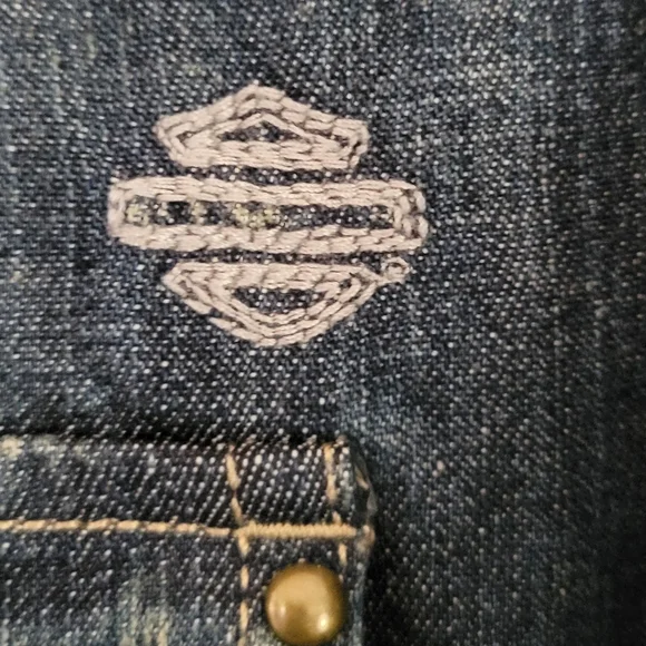 Harley Davidson Logo Embroidered Studded Denim Shirt Pearl Snap Roll Tab Sleeve - Picture 9 of 12
